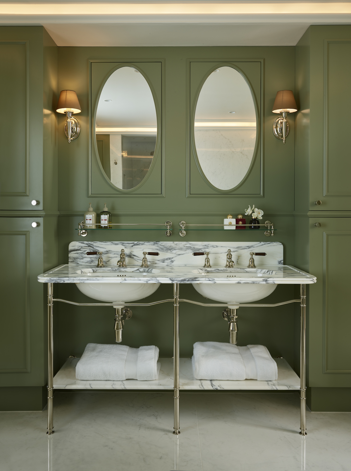 This Victorian Mannequin Bathroom Blends Interval Attract with Trendy Luxurious